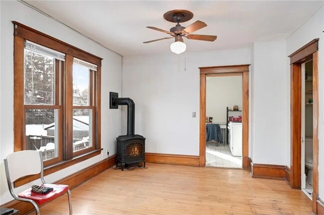 Dining room with fireplace - 1110 27th Ave NE Casa Adosada