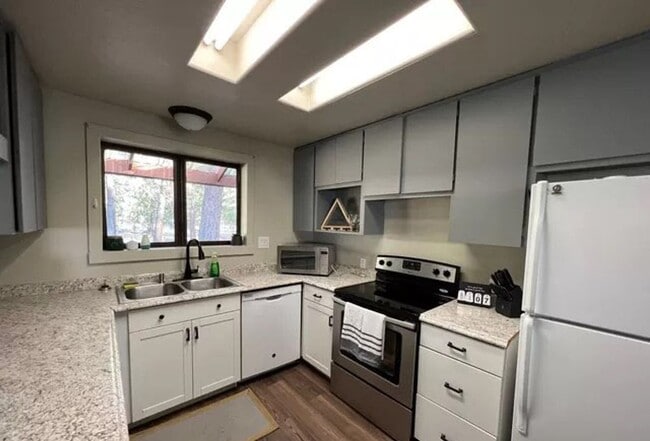 Photo - Quiet 3 Bedroom 2 Bathroom House