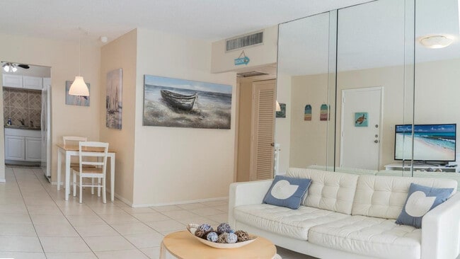 Photo - 424 N Riverside Dr