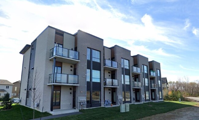 Building Photo - 284 Prom. de la Gatineau Unit Lakeview Sector, Aylmer