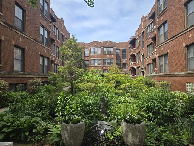 Building Photo - 1128 W Pratt Blvd Unit 1N