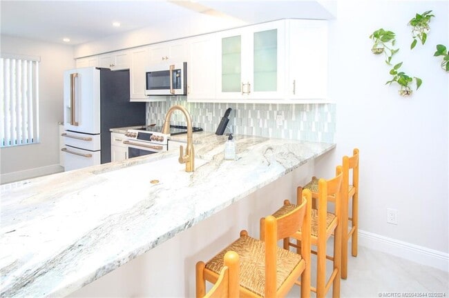 Building Photo - 4440 NE Sandpebble Trce Unit 201