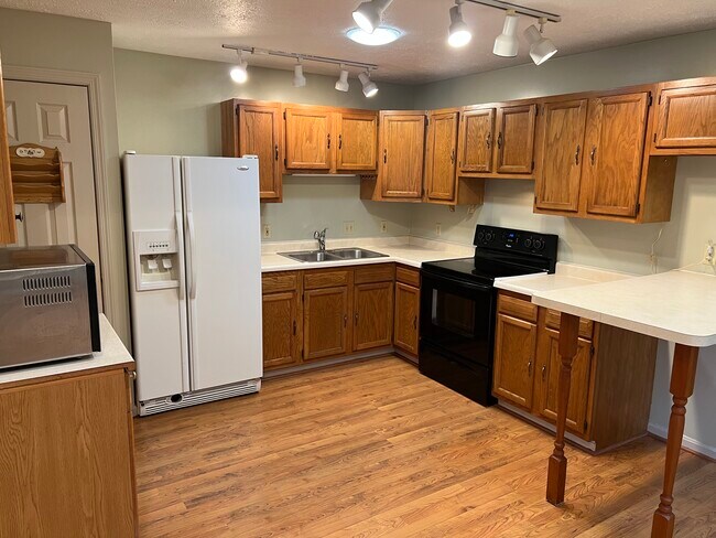 Full size kitchen. - 173 Scott Ave Unidad Apt 1