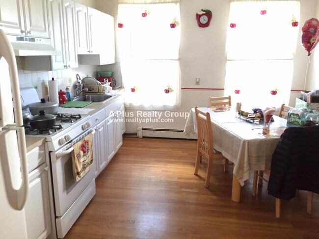 Building Photo - 10 Buckley Ave Unit 2