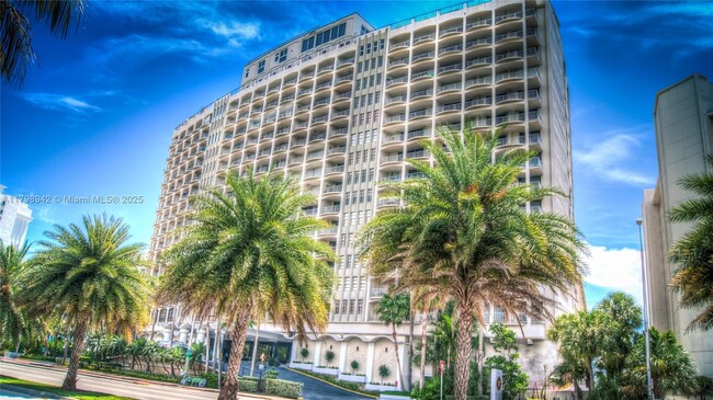 Photo - 5401 Collins Ave Unidad 1011 Rental