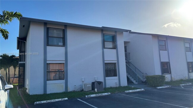 Photo - 2750 W 63rd Pl Unidad 11-24 Rental