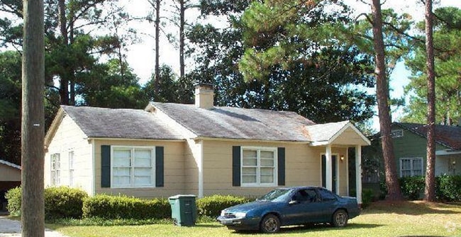 Building Photo - Spacious 3 bedroom/2 bathroom home