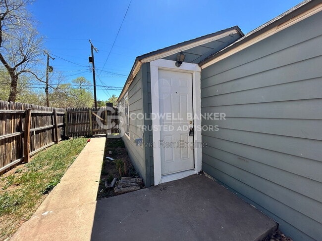 Building Photo - 2305 27th St Unit Rear