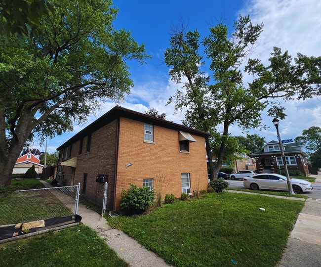 Building Photo - 1547 Clinton Ave Unit 2W Rental