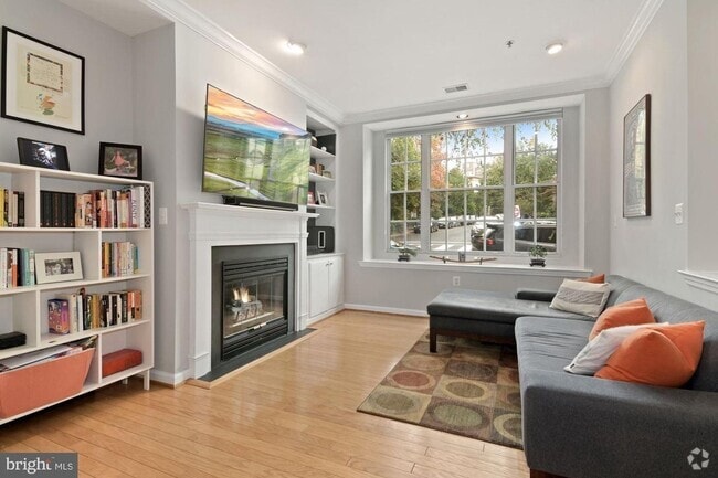 Building Photo - 2414 19th St NW Unit Apt. #34