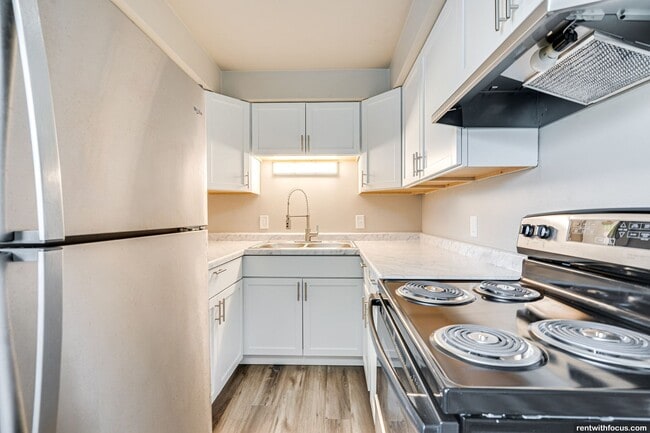Building Photo - 1500 W Pershing St Unit 1502