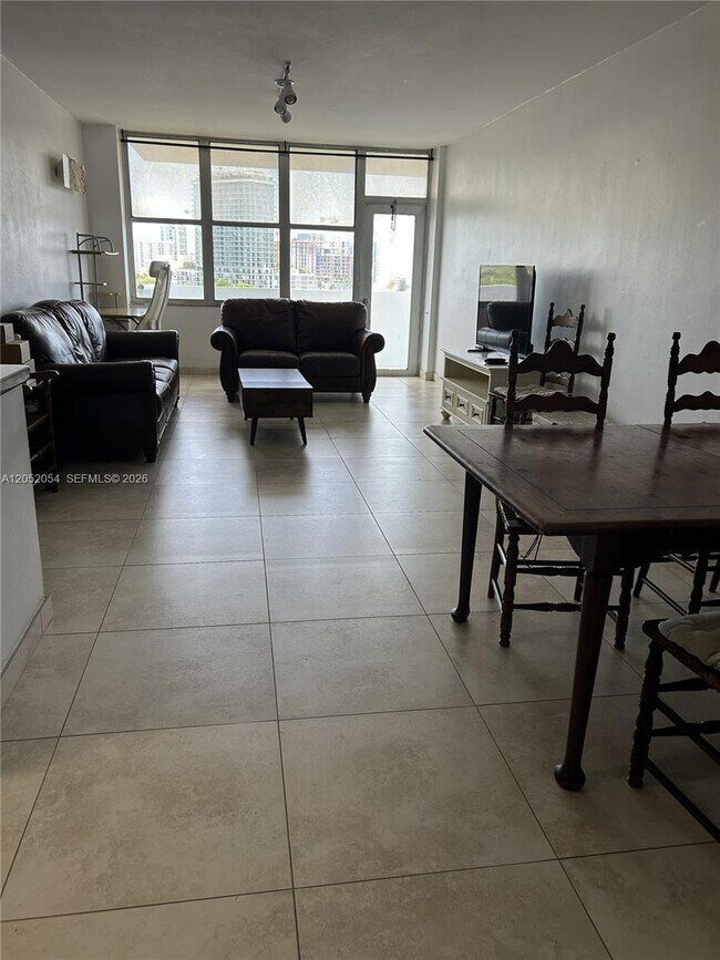 7441 Wayne Ave Unit 8R