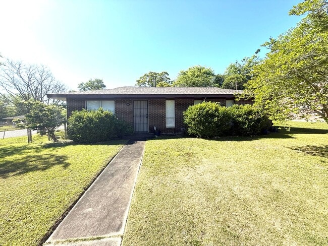 Building Photo - ** 3 bed 1.5 bath located in Southlawn ** Call 334-366-9198 to schedule a self showing