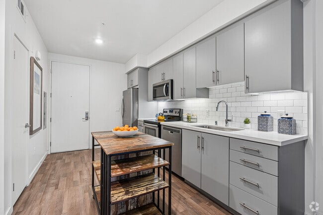 B 1BR, 1BA - 704SF - Kitchen