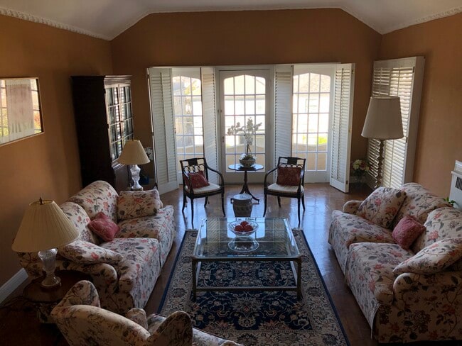 Living Room - 62 Parker Ave Unidad 62 Parker Avenue