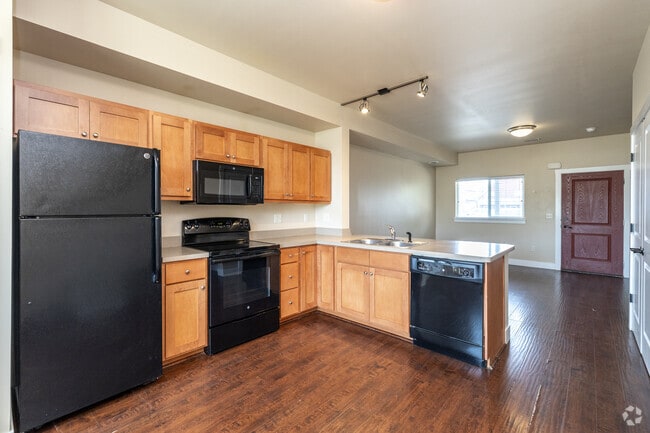 2BR, 2BA - 1,024SF - Kitchen