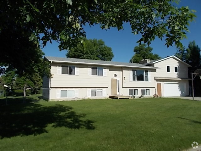 Building Photo - Large 6+ Bedroom House on the West End