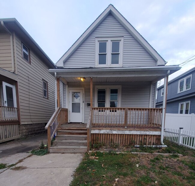 Building Photo - 4 Bedroom single family