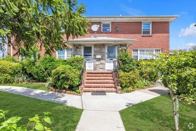 Building Photo - 260 Roslyn Rd Rental
