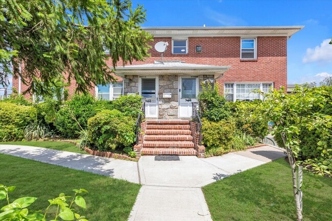 Photo - 260 Roslyn Rd Townhome