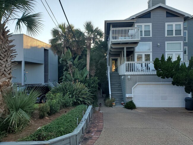 Front of 2004 Beach Avenue - 2004 Beach Ave Apartment Unit 2004 Beach Avenue