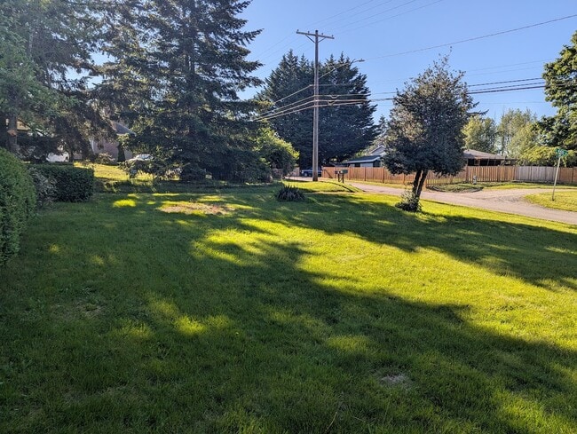 The Yard - 1402 E 44th St