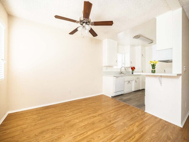 5715 Vineland Ave