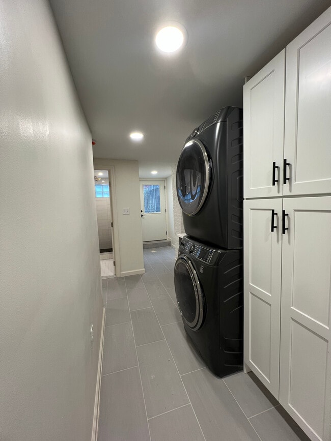 Front load laundry in-unit - 1802 2nd St NW Unidad B