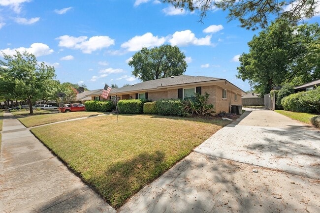 Photo - 1807 Holm Oak St