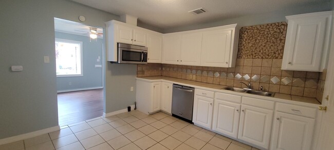 Beautiful, updated 2 bedroom rental! - Beautiful, updated 2 bedroom rental!