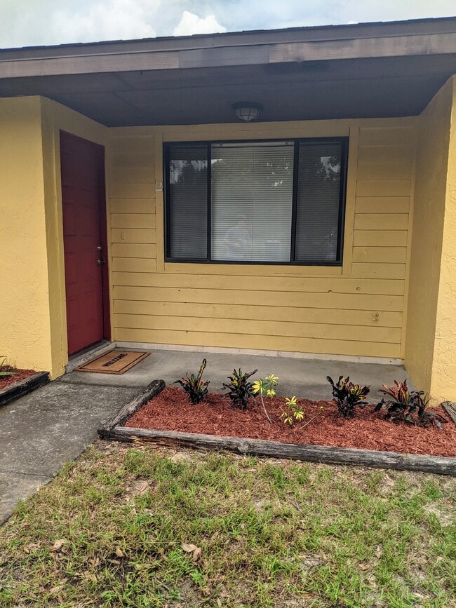 Building Photo - 2231 Ascot Ct Unit 2
