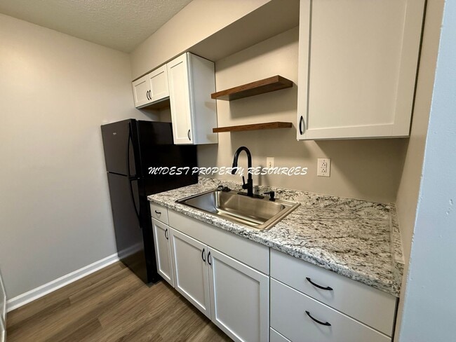 Photo - Stunning 1 Bedroom Apartment w/ Covered Pa... Unit y Villa Apts - 985