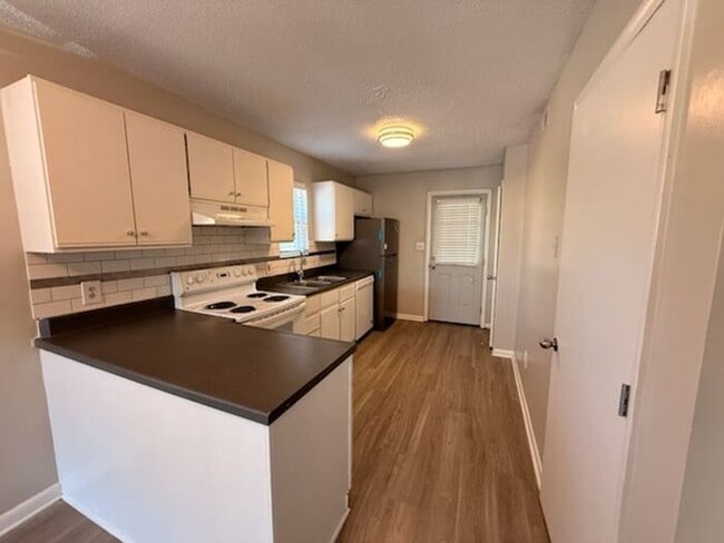 Building Photo - Move In Now & Save – Limited Availability at $1,399! Collegeview Apartments! Updated 2 Bed 2 Bath...