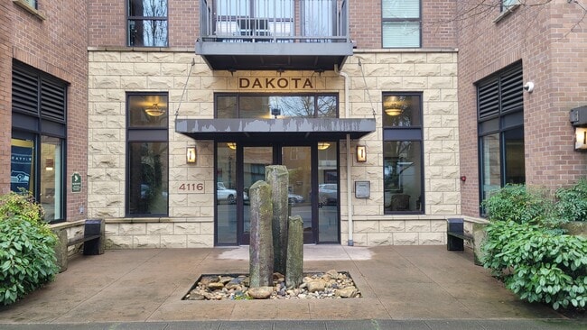 Entrada cubierta con abridor de llavero personal y teclado para invitados. - 4116 California Ave SW Unidad 304