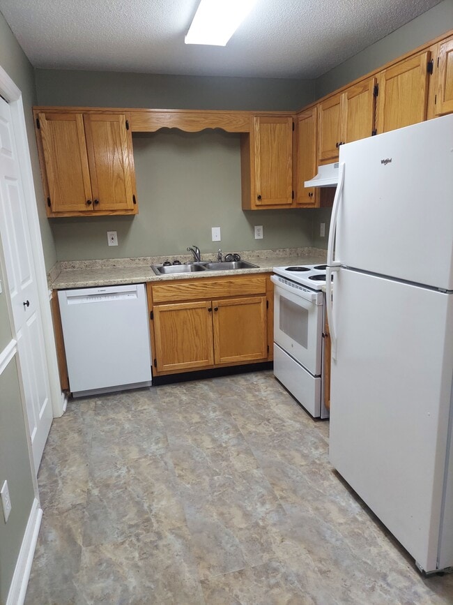 Kitchen - 120 Eveningside Dr Unit B