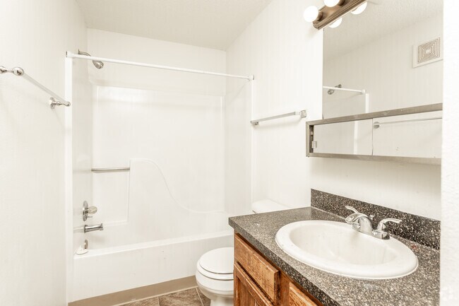 2BR, 1.5BA - 832 SF