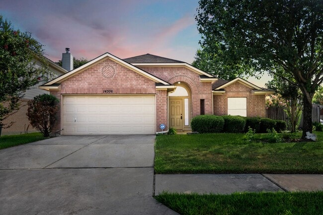 Building Photo - Bright and Beautiful Open-Concept Home!