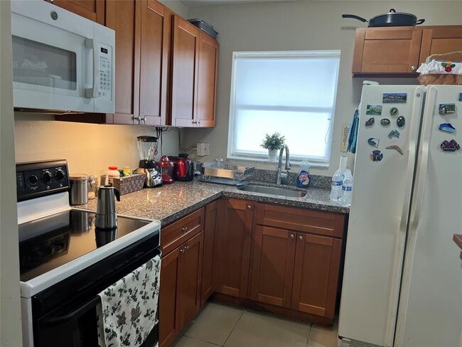 Building Photo - 8135 Sunrise Lakes Blvd Unit 307