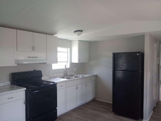 Photo - 675 Airport Rd