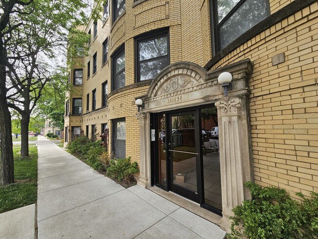 Building Photo - 2454 W Catalpa Ave Unit 2