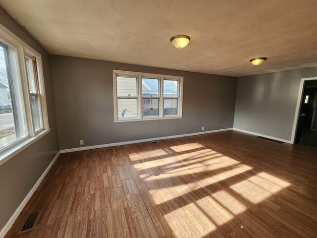 Photo - Large 3 Bedroom House - Pets Welcome!!