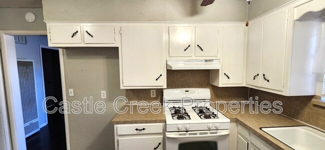 Photo - 20 E 12th St