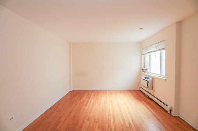 Photo - 1055 W Catalpa Ave