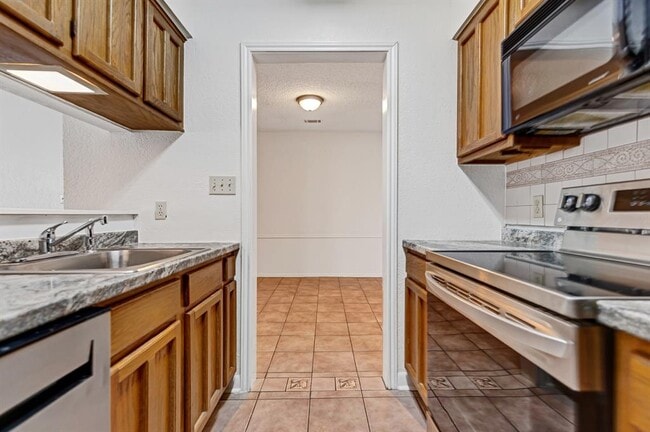 Photo - 1202 Thorpe Ln Unit 208