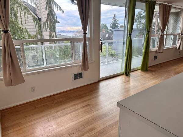 Photo - 2012 Thorndyke Ave W Unidad 3