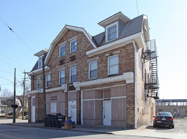 Building Photo - 4494 Forest Ave