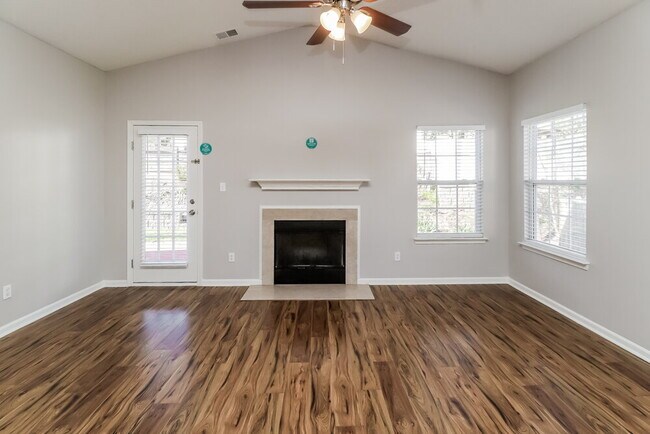 Photo - 110 Peterborough Dr