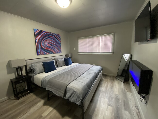Building Photo - 174 Perthshire Dr Unit Studio Rental