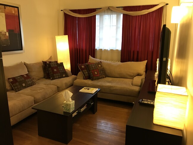 Living room - view 2 - 6330 Darlington Rd Unidad U-R