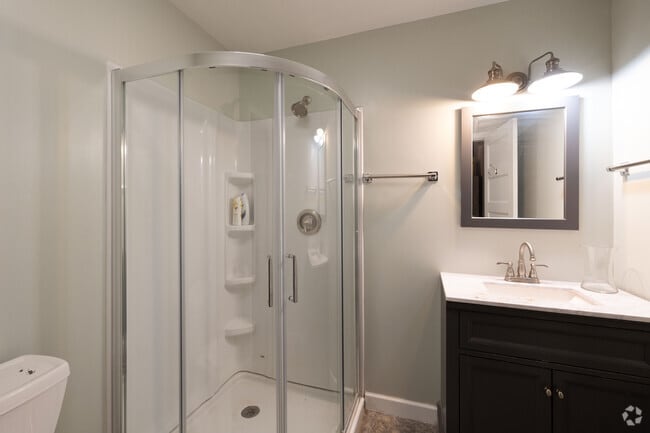 Full Bathroom - Chenango Student Housing